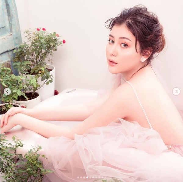 Hotgirl múp míp Sunna Nhật Anh khoe lưng trần nuột nà. Ảnh IGNV