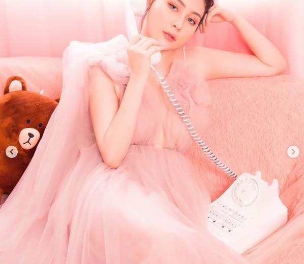 Cô nàng sở hữu vẻ đẹp lai cuốn hút đến từ đôi mắt to tròn, sống mũi cao. Ảnh IGNV