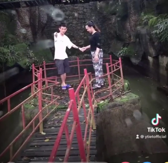 'Chàng trai chăn bò' vượt mặt Sơn Tùng lần hiếm hoi khoe bạn gái: Gia cảnh mới bất ngờ. Ảnh cắt từ clip 'Chàng trai chăn bò' vượt mặt Sơn Tùng lần hiếm hoi khoe bạn gái: Gia cảnh mới bất ngờ. Ảnh cắt từ clip