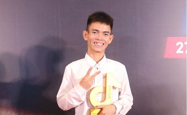 Soytiết, chàng trai chăn bò 'một bước đổi đời' sau bài hát đếm số vừa qua đã nhận giải thưởng vinh danh tại Lễ trao giải TikTok Awards Việt Nam 2020. Ảnh internet Soytiết, chàng trai chăn bò 'một bước đổi đời' sau bài hát đếm số vừa qua đã nhận giải thưởng vinh danh tại Lễ trao giải TikTok Awards Việt Nam 2020. Ảnh internet