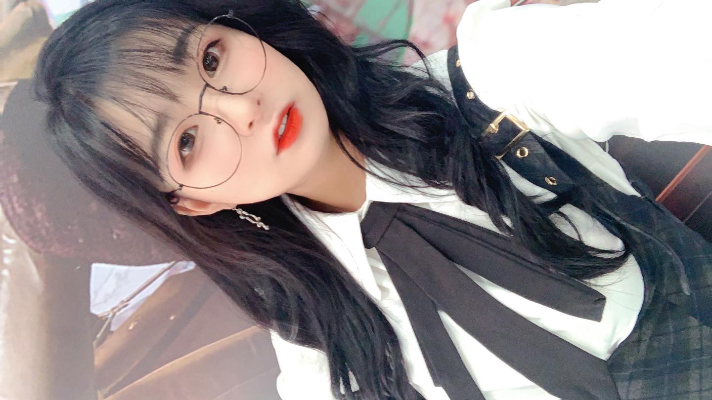 Diện trang phục nữ sinh 'thánh nữ streamer' Liên quân Mèo 2k4 làm fan xao xuyến vì nhan sắc xinh đẹp, ngây thơ. Ảnh FBNV