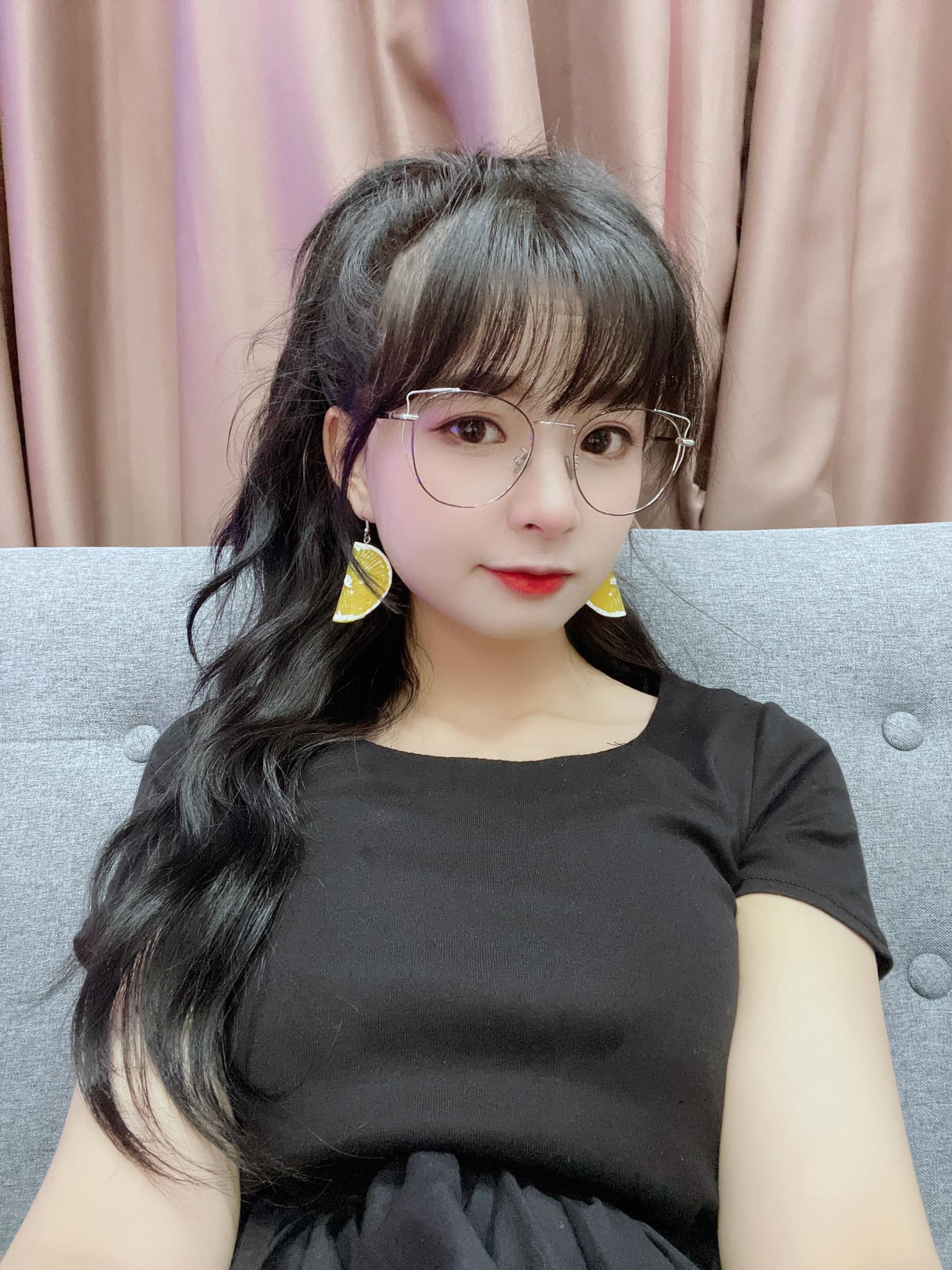 Nhan sắc khiến người đối diện khó rời mắt khỏi Mèo 2k4. Ảnh FBNV