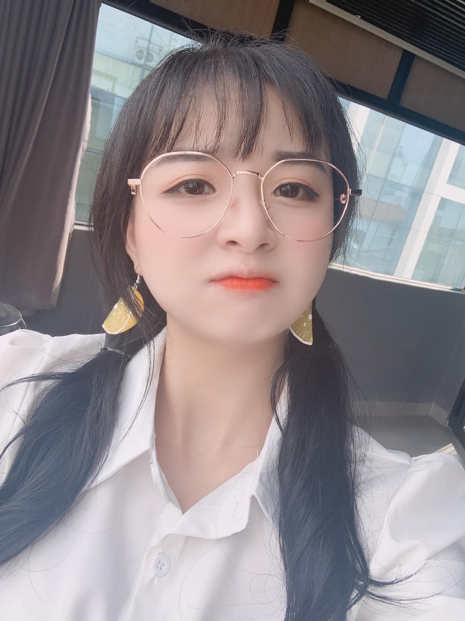 Sở hữu đôi mắt to tròn, làn da trắng, môi chúm chúm, Mèo 2k4 được cho là hợp với phong cách nữ sinh. Ảnh FBNV