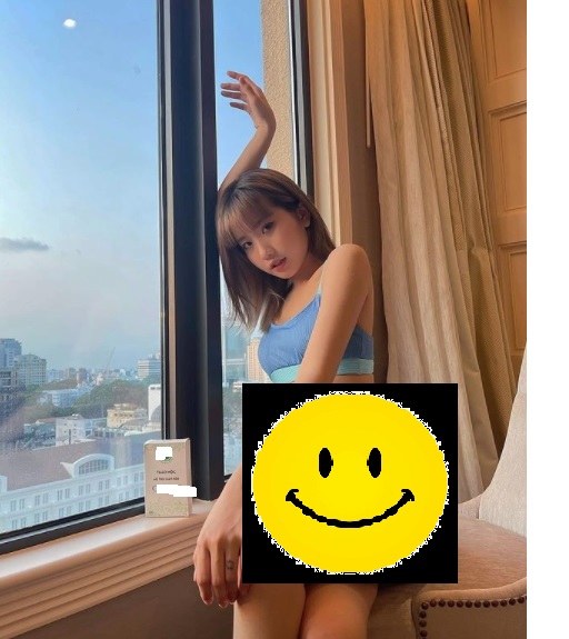 Hotgirl Tiktok Khánh Huyền khoe dáng bên cửa sổ nhưng bộ trang phục mới gây chú ý. Ảnh IGNV