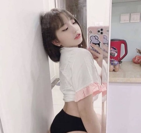 Xinh đẹp nhưng lại thích phong cách thiếu vải, Khánh Huyền nhiều lần nhận chỉ trích từ cư dân mạng. Ảnh IGNV