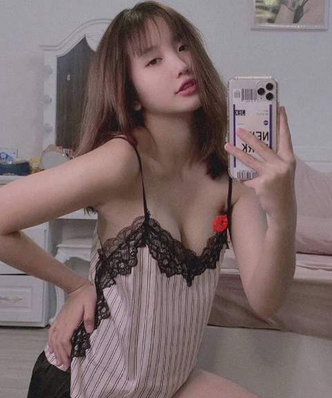 Phong cách thời trang của Khánh Huyền khiến fan đỏ mặt. Ảnh IGNV