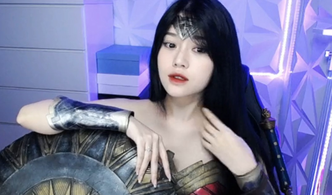 Fan dành nhiều lời khen cho nhan sắc của thánh nữ streamer Thủy Tiên trong hình ảnh mới mẻ này. Ảnh cắt từ clip