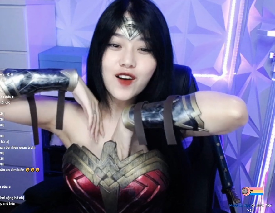 Đang vui vẻ thì streamer Thủy Tiên vô tư thò tay vào trong chỉnh áo khiến fan đỏ mặt. Ảnh cắt từ clip