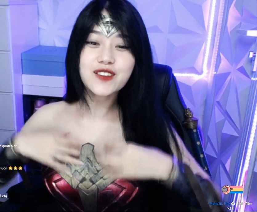 Hành động có phần thiếu tế nhị này khiến 'thánh nữ áo 2 dây' Thủy Tiên kém duyên hơn trên sóng livestream. Ảnh cắt từ clip