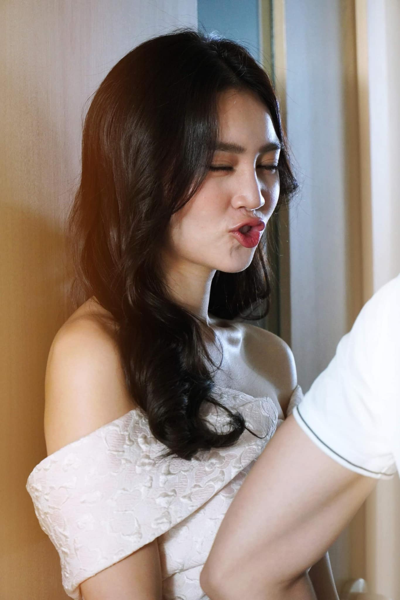 Rò rỉ khoảnh khắc Ninh Dương Lan Ngọc được người đàn ông lạ chăm chút từng li từng tí - Ảnh 1