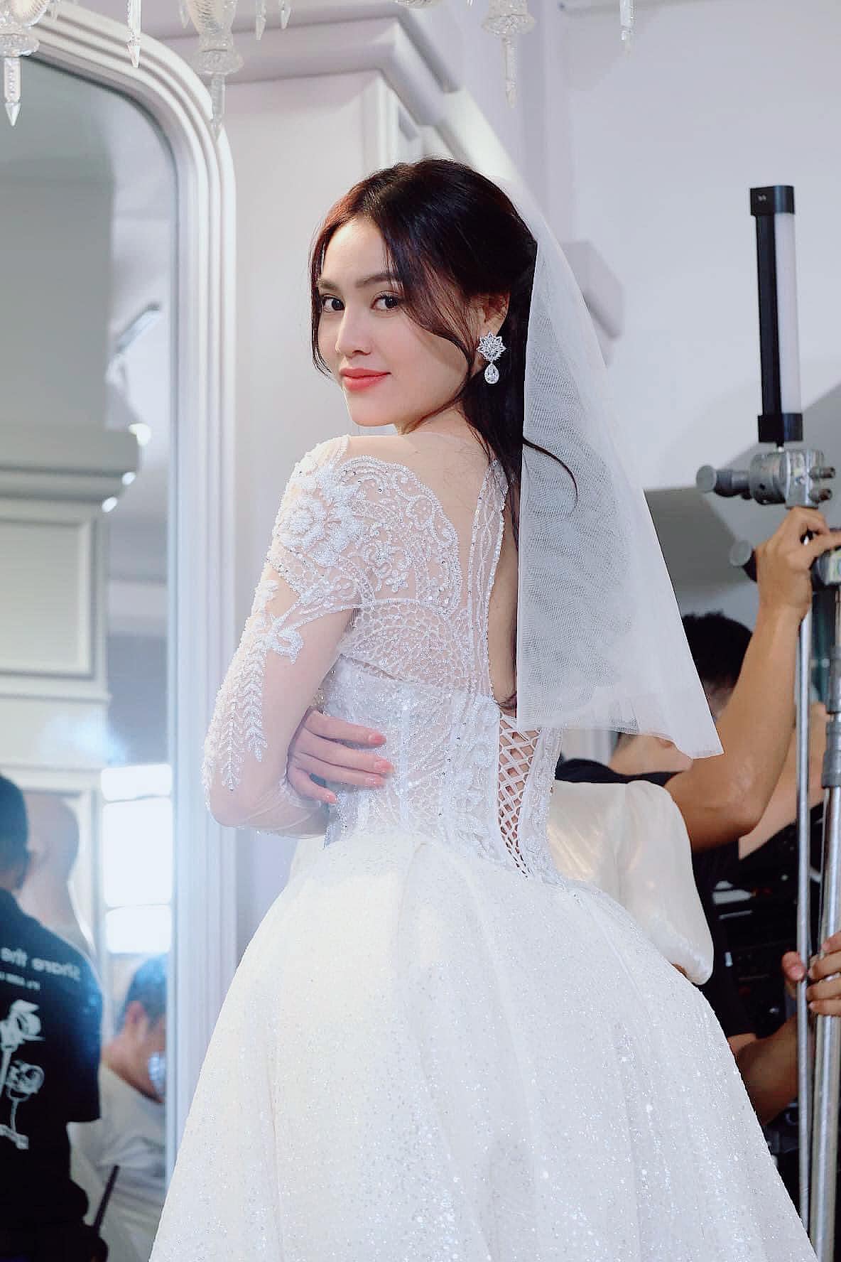 Ninh Dương Lan Ngọc xinh đẹp trong bộ váy cưới trắng tinh khôi. Ảnh FBNV