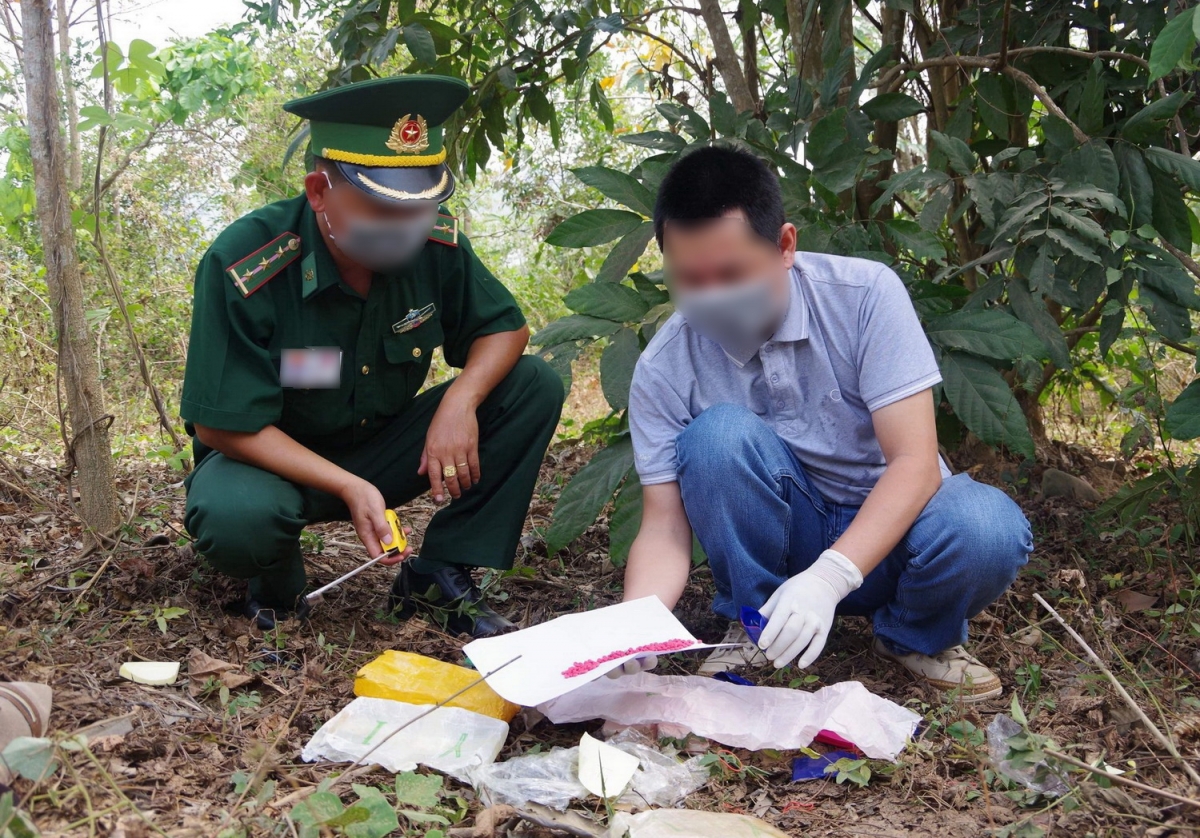 Tin tức pháp luật 24h: Vứt lại túi xách chứa 12.000 viên ma tuý rồi bỏ chạy qua biên giới. Ảnh VOV