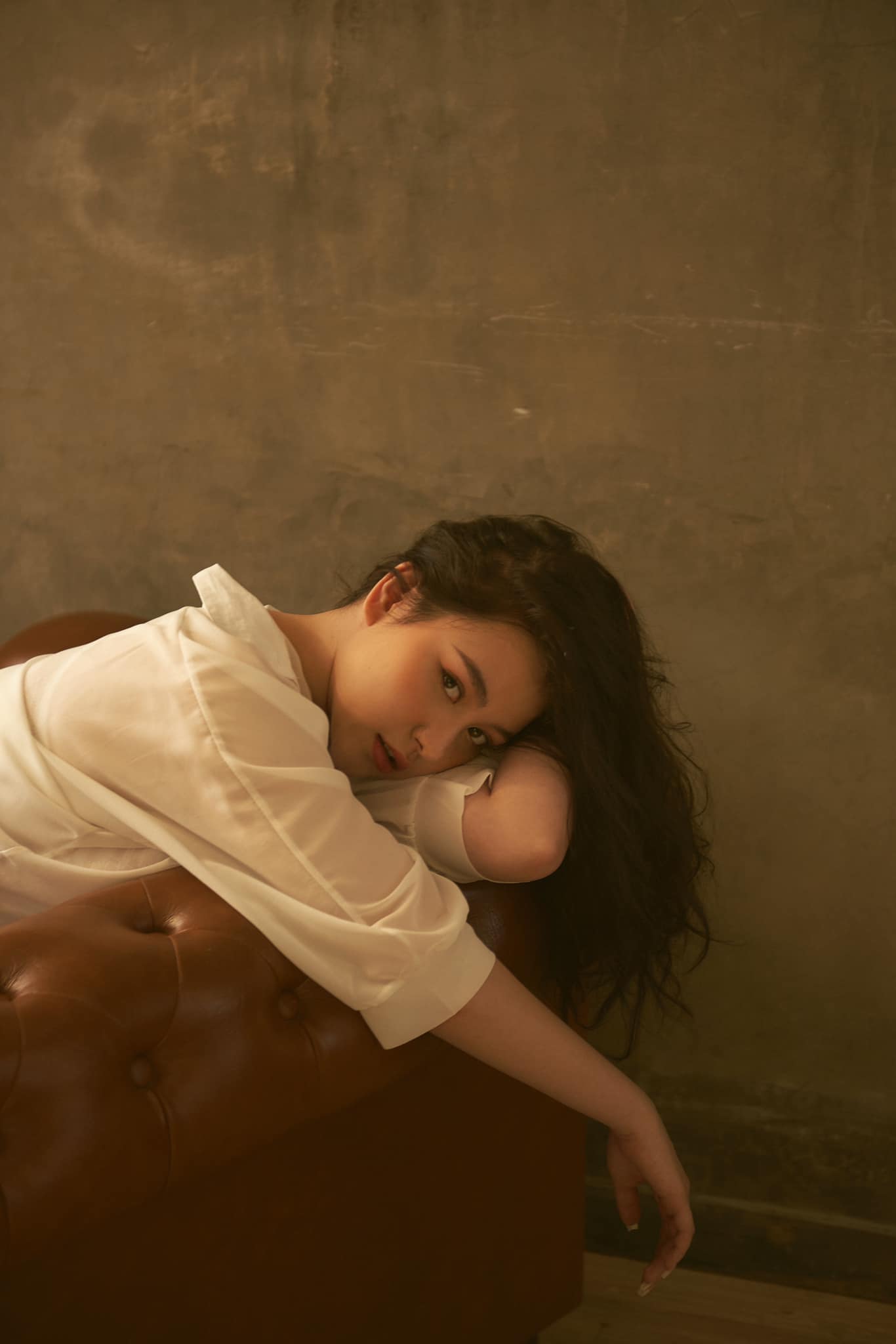 Diện áo sơ mi theo phong cách 'quên' cài cúc, hotgirl múp míp Nhật Anh khoe sắc vóc 'vạn người mê'. Ảnh FBNV