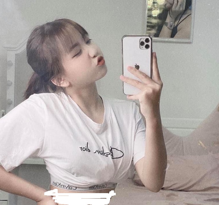 Những lần khoe ảnh chốn riêng tư của hotgirl Tiktok Lê Thị Khánh Huyền làm fan 'mất ăn mất ngủ'. Ảnh FBNV