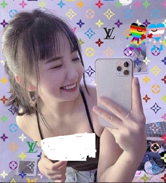 Hot Tiktoker Lê Thị Khánh Huyền cố tình diện áo trễ cổ rồi tạo dáng ở tư thế khá hiểm hóc. Ảnh FBNV