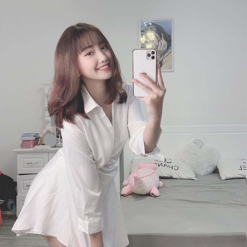 Những lần khoe ảnh chốn riêng tư của hotgirl Tiktok Lê Thị Khánh Huyền làm fan 'mất ăn mất ngủ'. Ảnh FBNV