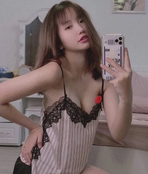 Những lần khoe ảnh chốn riêng tư của hotgirl Tiktok Lê Thị Khánh Huyền làm fan xao xuyến. Ảnh FBNV