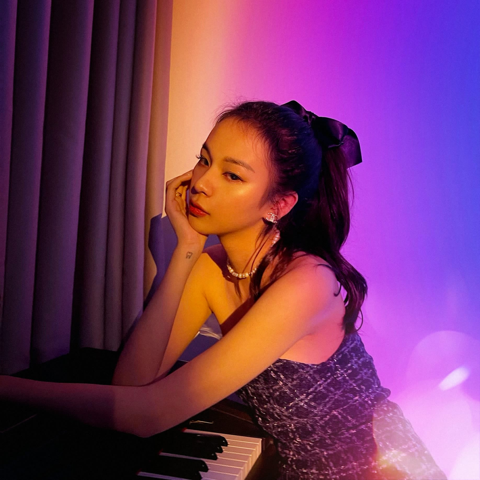 Sở hữu nhan sắc xinh đẹp, Phí Phương Anh tận dụng để trở thành ngôi sao đa năng trong showbiz Việt. Ảnh FBNV Sở hữu nhan sắc xinh đẹp, Phí Phương Anh tận dụng để trở thành ngôi sao đa năng trong showbiz Việt. Ảnh FBNV