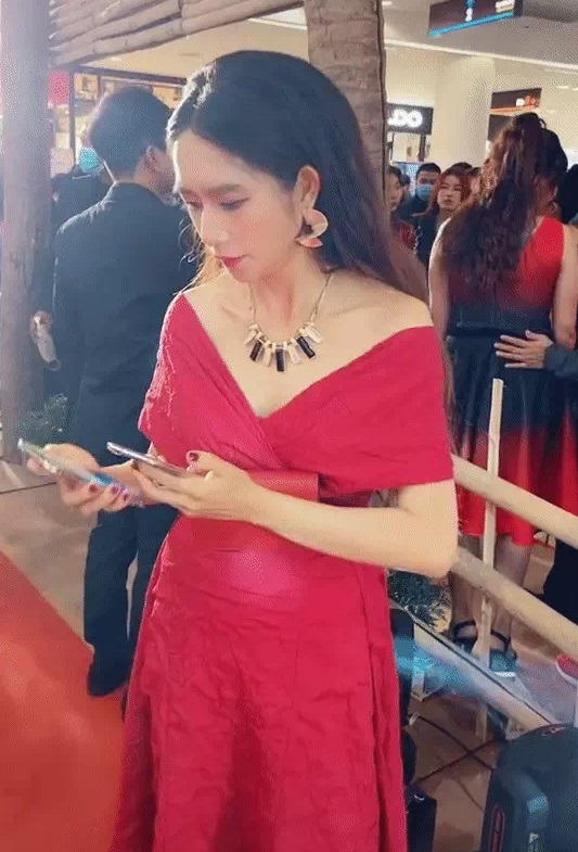 Ở mọi góc cạnh, bà xã Minh Hà vẫn đẹp không tì vết. Ảnh cắt từ clip Ở mọi góc cạnh, bà xã Minh Hà vẫn đẹp không tì vết. Ảnh cắt từ clip