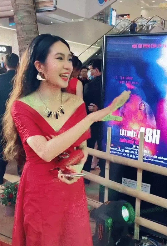 Nhan sắc xinh đẹp của Minh Hà - bà xã Lý Hải khi bị quay lén vẫn lung linh. Ảnh cắt từ clip Nhan sắc xinh đẹp của Minh Hà - bà xã Lý Hải khi bị quay lén vẫn lung linh. Ảnh cắt từ clip