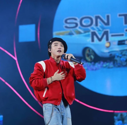 Sơn Tùng M-TP bỏ qua bản hit mới nhất liên quan đến Hải Tú để trình diễn lại những bản hit cũ hơn. Ảnh internet Sơn Tùng M-TP bỏ qua bản hit mới nhất liên quan đến Hải Tú để trình diễn lại những bản hit cũ hơn. Ảnh internet