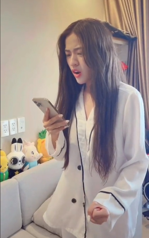 Xuất hiện trong bộ dạng 'lếch thếch', đầu bù tóc rối, hotgirl 'trứng rán' Thanh Tâm gây tò mò về nhan sắc. Ảnh IGNV Xuất hiện trong bộ dạng 'lếch thếch', đầu bù tóc rối, hotgirl 'trứng rán' Thanh Tâm gây tò mò về nhan sắc. Ảnh IGNV