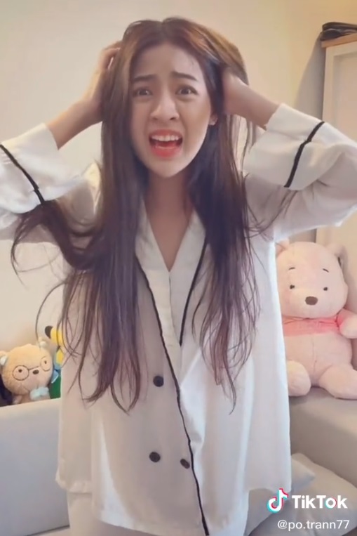 Hotgirl 'trứng rán' nhận nhiều lời khen vì nhan sắc xinh đẹp ngay cả trong bộ dạng 'lếch thếch' như thế này. Ảnh Tiktok nhân vật Hotgirl 'trứng rán' nhận nhiều lời khen vì nhan sắc xinh đẹp ngay cả trong bộ dạng 'lếch thếch' như thế này. Ảnh Tiktok nhân vật