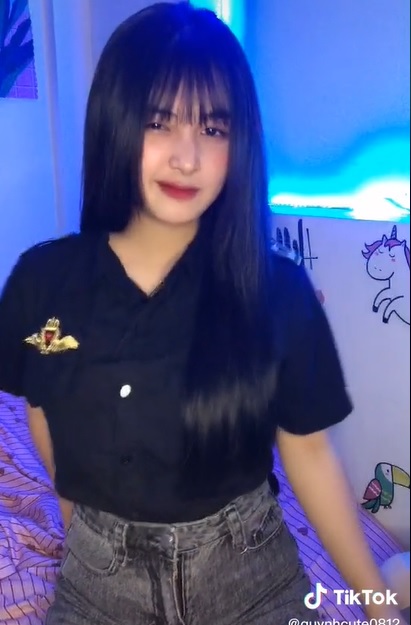 'Thánh nữ streamer 2001' Quỳnh Alee khoe vũ điệu sôi động cùng nhan sắc xinh đẹp khó rời mắt. Ảnh cắt từ clip 'Thánh nữ streamer 2001' Quỳnh Alee khoe vũ điệu sôi động cùng nhan sắc xinh đẹp khó rời mắt. Ảnh cắt từ clip