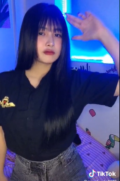 'Thánh nữ streamer 2001' Quỳnh Alee nhún nhảy theo điệu nhạc khiến fan không thể rời mắt. Ảnh cắt từ clip 'Thánh nữ streamer 2001' Quỳnh Alee nhún nhảy theo điệu nhạc khiến fan không thể rời mắt. Ảnh cắt từ clip