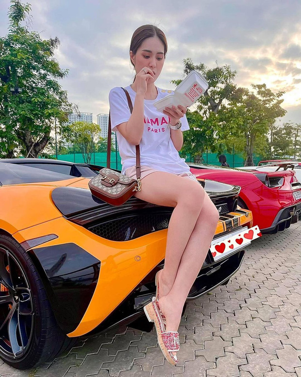 Đoàn Di Băng cực sang chảnh bên chiếc siêu xe hơn 20 tỷ đồng. Ảnh FBNV Đoàn Di Băng cực sang chảnh bên chiếc siêu xe hơn 20 tỷ đồng. Ảnh FBNV