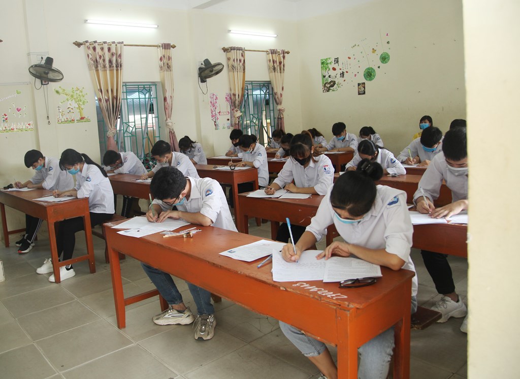 Đình chỉ thi tốt nghiệp THPT nếu mang vật dụng bị cấm vào phòng chờ. Ảnh minh họa