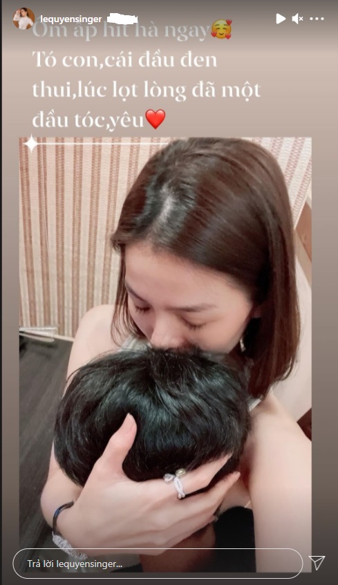 Khoảnh khắc xúc động Lệ Quyên ôm chặt con trai vào lòng hít hà mùi tóc của cậu bé. Ảnh IGNV Khoảnh khắc xúc động Lệ Quyên ôm chặt con trai vào lòng hít hà mùi tóc của cậu bé. Ảnh IGNV