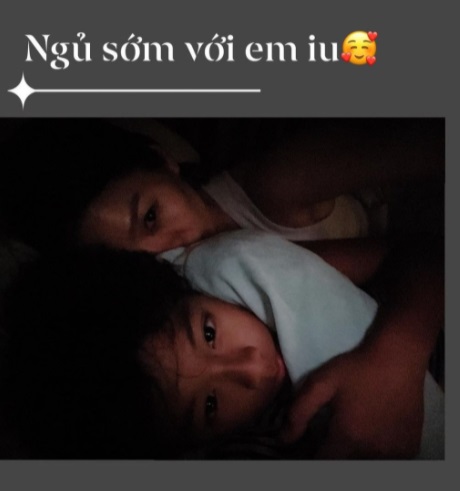 Lệ Quyên hạnh phúc khoe khoảnh khắc ôm con trai vào lòng đi ngủ. Ảnh IGNV Lệ Quyên hạnh phúc khoe khoảnh khắc ôm con trai vào lòng đi ngủ. Ảnh IGNV