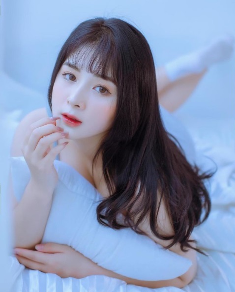 Sở hữu sắc vóc gợi cảm, Quỳnh Alee thường diện những bộ đồ hớ hênh khoe trọn vẻ đẹp trời phú. Ảnh IGNV Sở hữu sắc vóc gợi cảm, Quỳnh Alee thường diện những bộ đồ hớ hênh khoe trọn vẻ đẹp trời phú. Ảnh IGNV