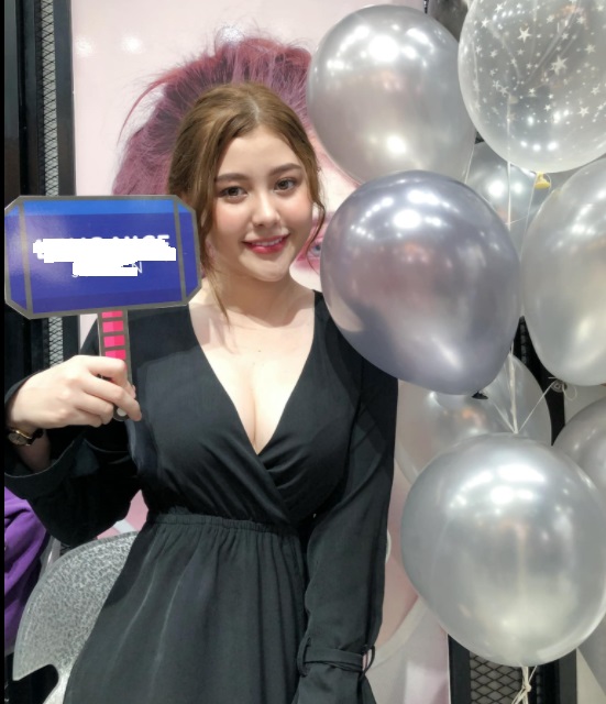 Diện chiếc váy sâu hun hút, hotgirl múp míp Nhật Anh chiếm chọn spotlight tại một sự kiện. Ảnh FBNV