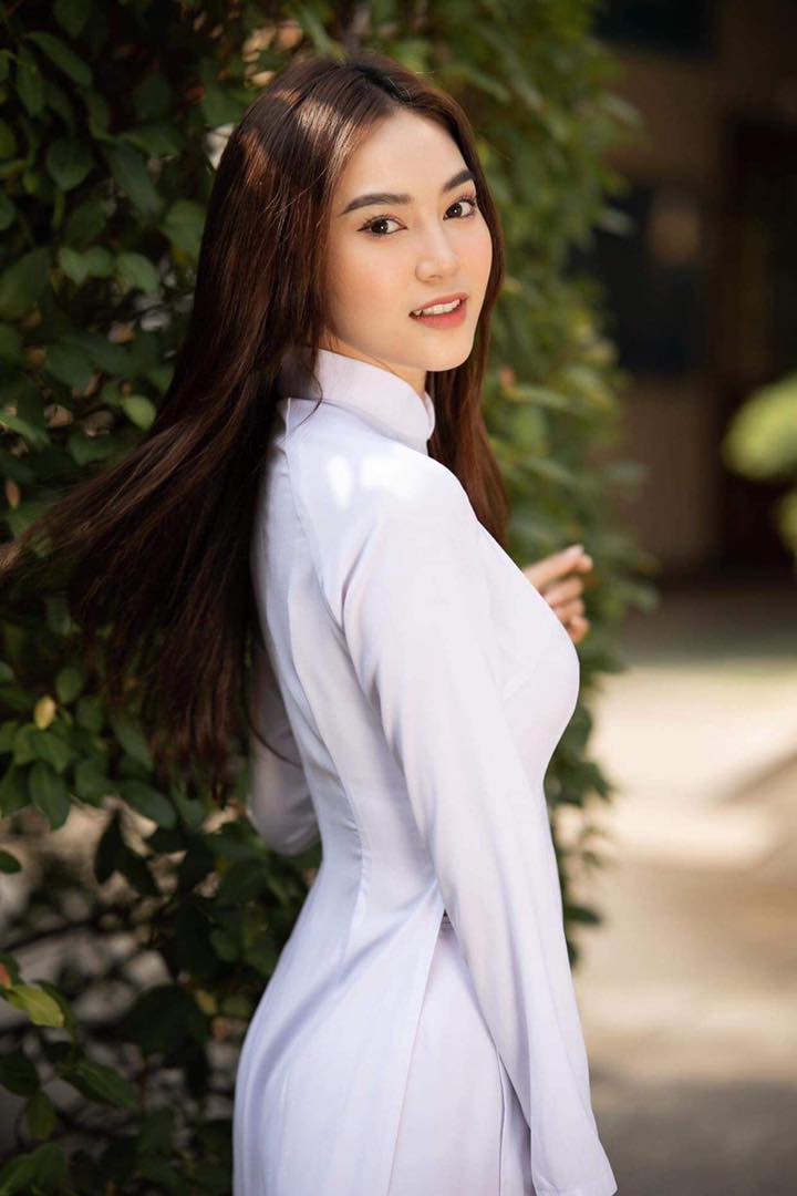Nhan sắc trong trẻo của Ninh Dương Lan Ngọc trong tà áo dài. Ảnh FBNV Nhan sắc trong trẻo của Ninh Dương Lan Ngọc trong tà áo dài. Ảnh FBNV