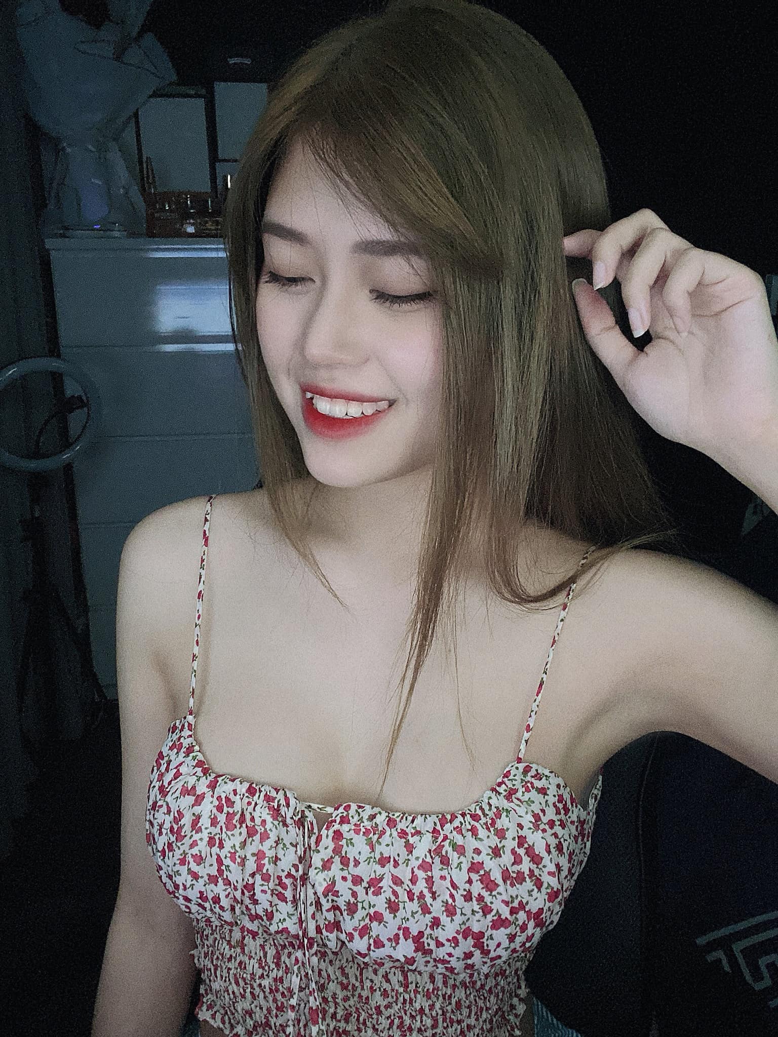 Thủy Tiên là streamer nổi tiếng của tựa game Liên Minh Huyền Thoại. Streamer Thủy Tiên nổi tiếng làng game bởi vẻ ngoài xinh đẹp. Ảnh FBNV