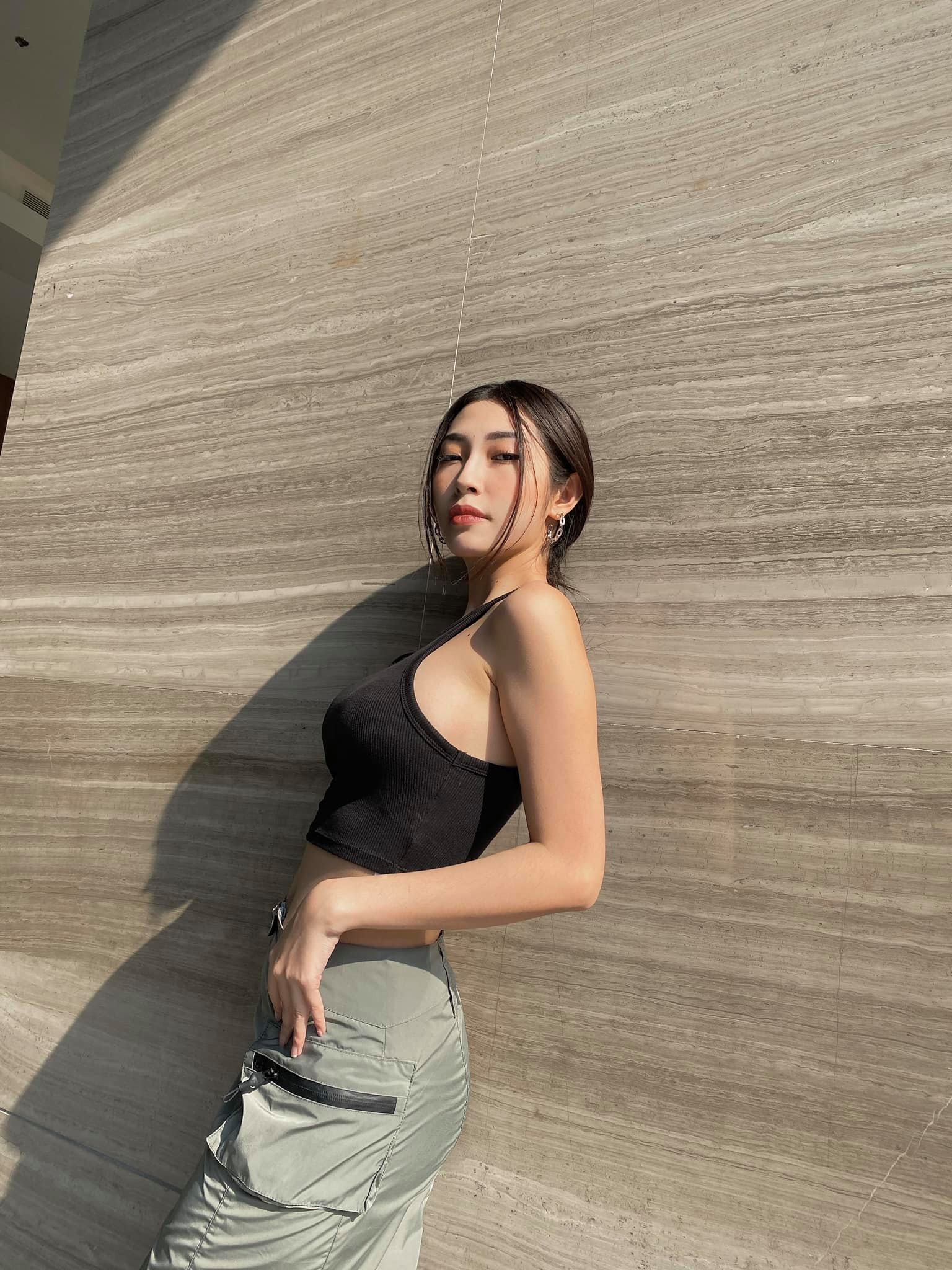 Phong cách thời trang của Khổng Tú Quỳnh cũng thay đổi nhiều sau khi chia Ngô Kiến Huy. Ảnh IGNV