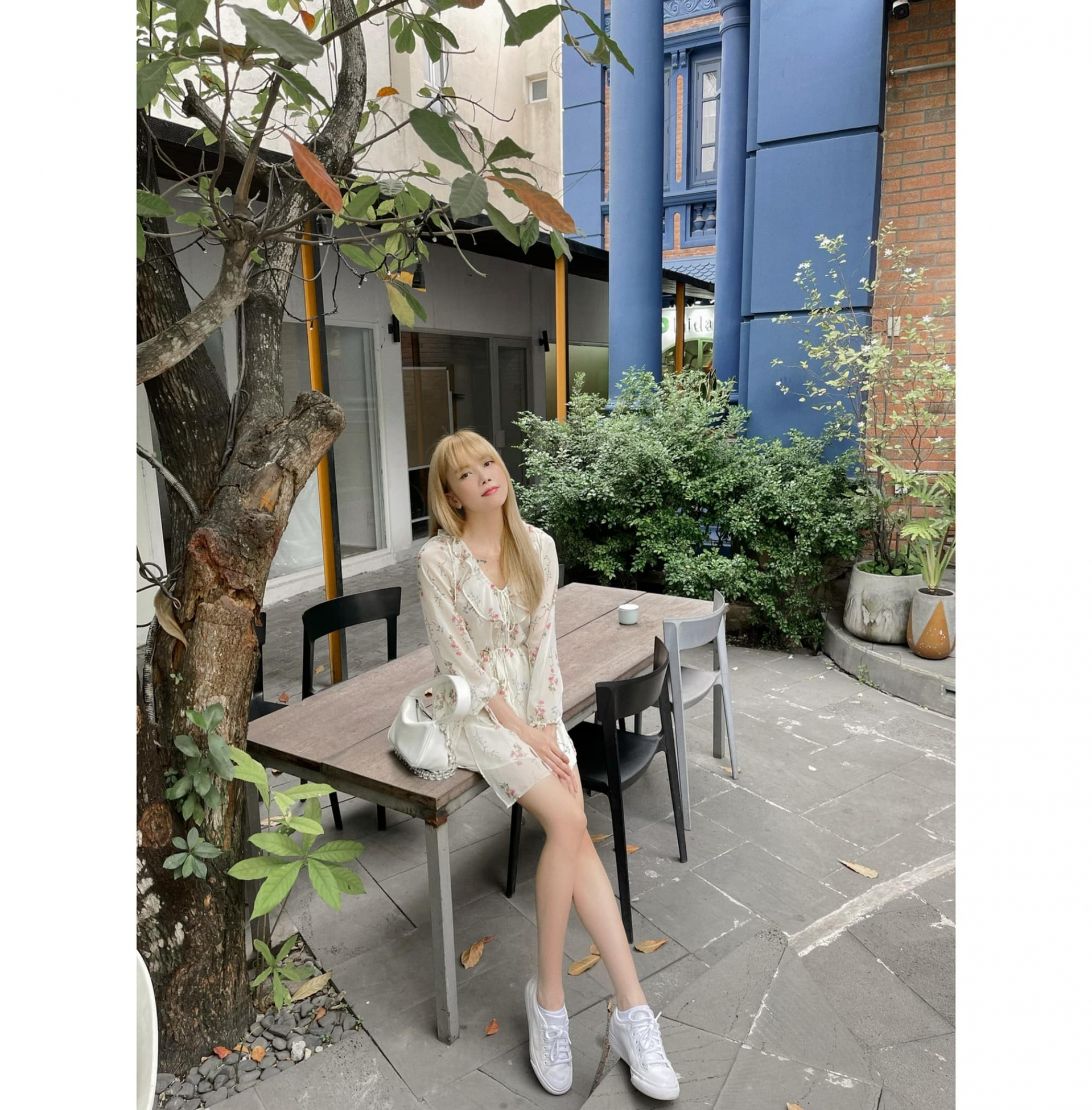 Thiều Bảo Trâm với đôi chân gầy guộc. Ảnh FBNV