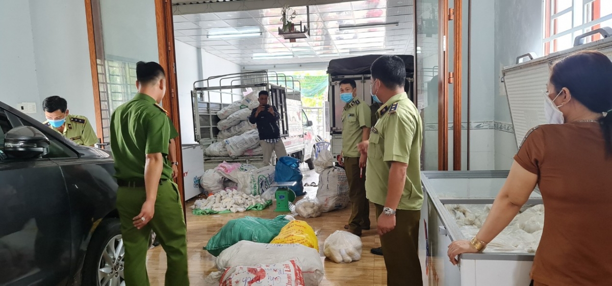 Tin tức pháp luật 24h: Thu giữ 3 tấn thực phẩm chay không rõ nguồn gốc tại An Giang. Ảnh VOV Tin tức pháp luật 24h: Thu giữ 3 tấn thực phẩm chay không rõ nguồn gốc tại An Giang. Ảnh VOV