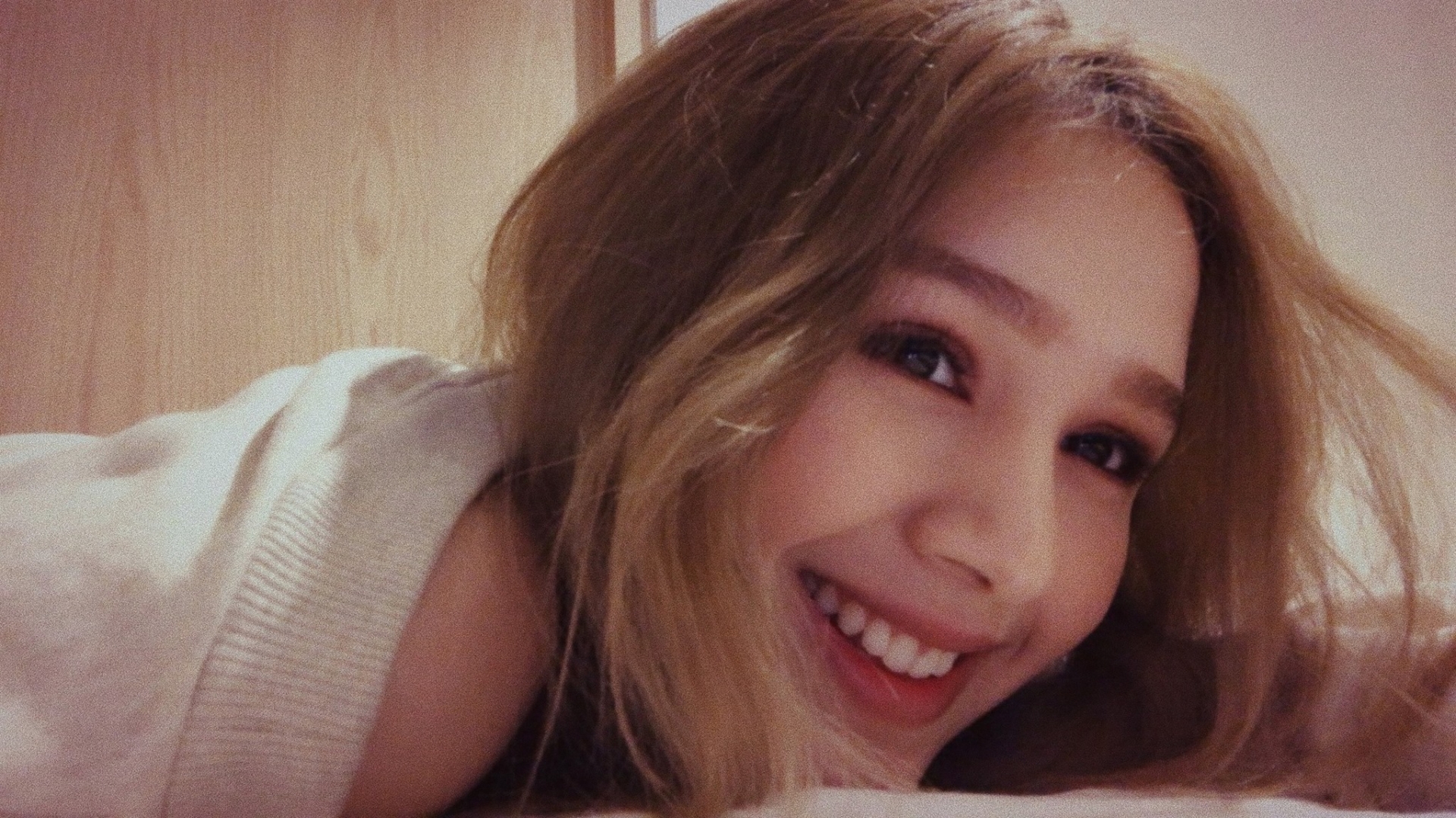 Xoài Non khoe nhan sắc xinh đẹp trong bối cảnh 'giường chiếu' trước khi trở thành vợ của streamer giàu nhất Việt Nam. Ảnh FBVN