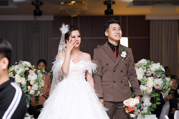 Huy Cung và vợ hotgirl trong ngày cưới. Ảnh internet