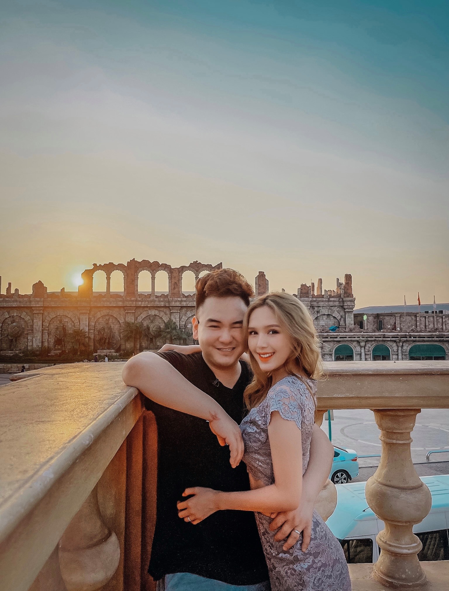 'Streamer giàu nhất Việt Nam' Xemesis bên bà xã Xoài Non. Ảnh FBNV