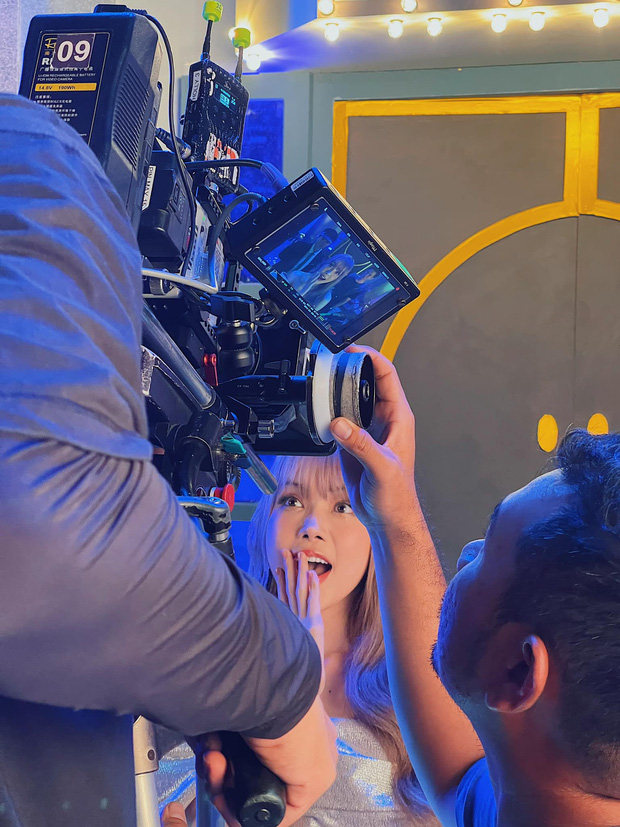 Thiều Bảo Trâm trong hậu trường thực hiện MV mới sắp phát hành vào ngày 5/5 tới. Ảnh internet Thiều Bảo Trâm trong hậu trường thực hiện MV mới sắp phát hành vào ngày 5/5 tới. Ảnh internet