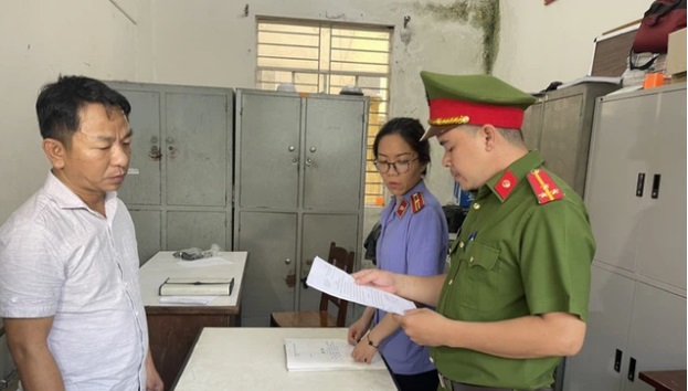 Tin tức pháp luật 24h: Tạt sơn vào nhà người yêu cũ để trả thù, Ảnh Trí thức trẻ Tin tức pháp luật 24h: Tạt sơn vào nhà người yêu cũ để trả thù, Ảnh Trí thức trẻ