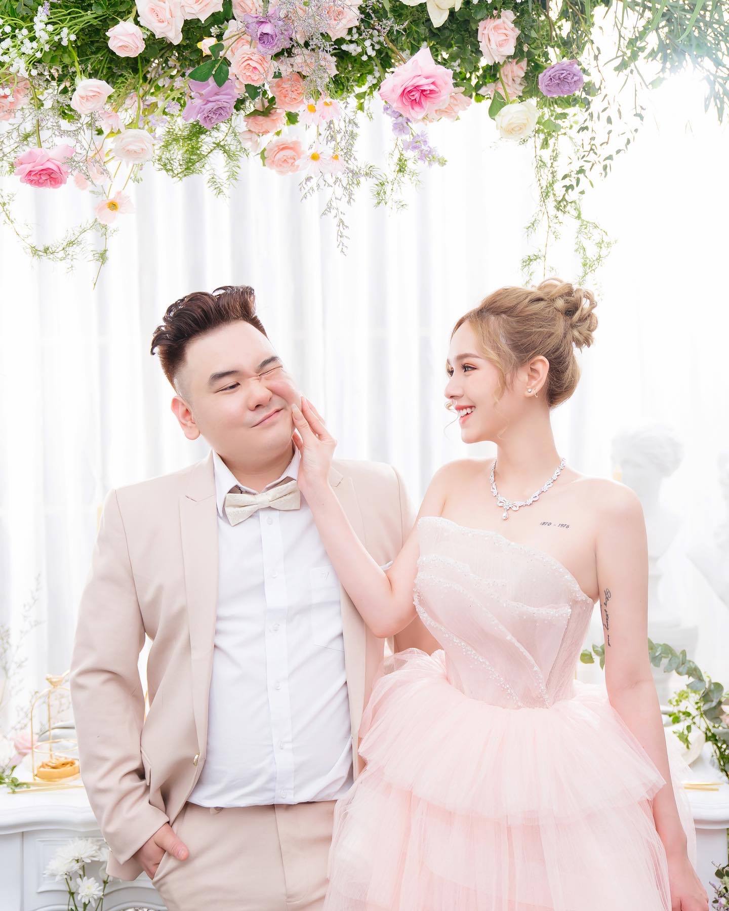 Xoài Non cho biết bố mẹ chồng hứa tặng quà khủng nếu con dâu sớm có cháu. Ảnh FBNV Xoài Non cho biết bố mẹ chồng hứa tặng quà khủng nếu con dâu sớm có cháu. Ảnh FBNV