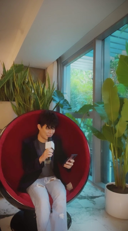 Nathan Lee minh oan cho bản thân khi bị nghi có vấn đề tâm lý, 'chơi đồ'. Ảnh cắt từ clip Nathan Lee minh oan cho bản thân khi bị nghi có vấn đề tâm lý, 'chơi đồ'. Ảnh cắt từ clip