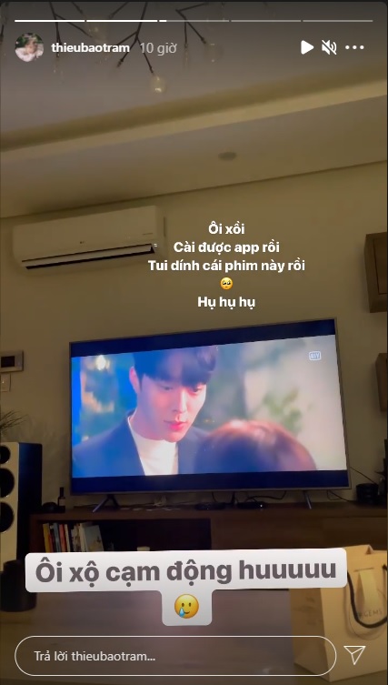 Trong đêm Sơn Tùng mở tiệc sinh nhật vui vẻ thì Thiều Bảo Trâm nằm ở nhà một mình xem phim. Ảnh IGNV Trong đêm Sơn Tùng mở tiệc sinh nhật vui vẻ thì Thiều Bảo Trâm nằm ở nhà một mình xem phim. Ảnh IGNV