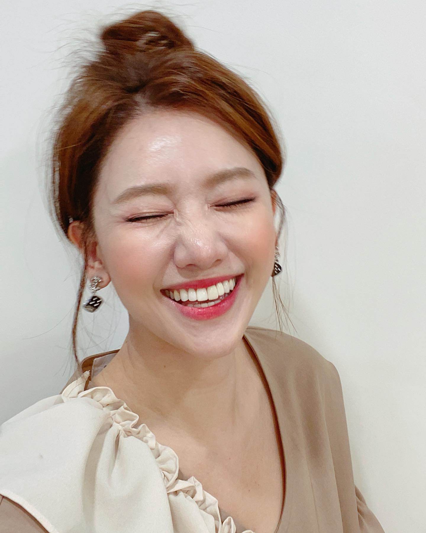 Hari Won cũng không ngại khoe những nếp nhăn quanh mắt nhưng ngược lại nữ ca sĩ lại sở hữu làn da căng mịn. Ảnh FBNV Hari Won cũng không ngại khoe những nếp nhăn quanh mắt nhưng ngược lại nữ ca sĩ lại sở hữu làn da căng mịn. Ảnh FBNV