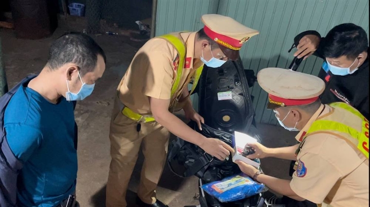 CSGT bắt giữ tên côn đồ tàng trữ 2 súng tự chế ở Đắk Lắk. Ảnh VTC News CSGT bắt giữ tên côn đồ tàng trữ 2 súng tự chế ở Đắk Lắk. Ảnh VTC News